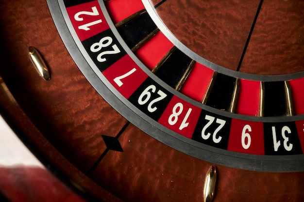 붉은 색 카지노 룰렛 포커 게임 룰렛 휠의 카지노 테마 도박 온라인 카지노 이미지 | 프리미엄 사진